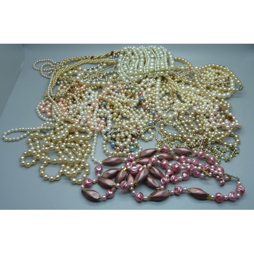 920 - A collection of faux pearl jewellery