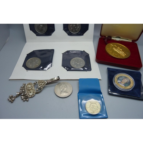 930 - A gilt Camel Racing medallion, four £5 coins, a Diamond Jubilee fifty pence piece, a commemorative c... 