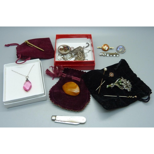 931 - Jewellery including an amber brooch and a silver and mother of pearl pen knife