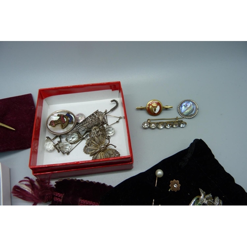 931 - Jewellery including an amber brooch and a silver and mother of pearl pen knife