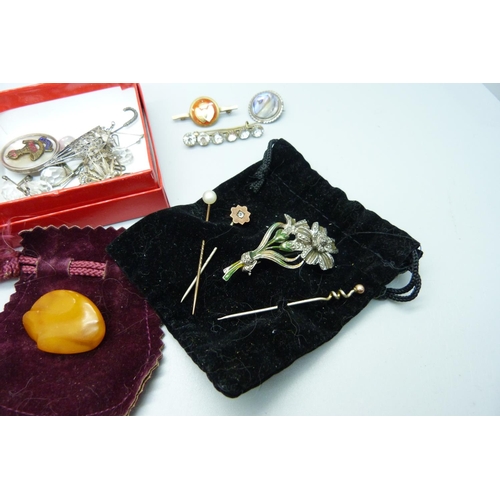 931 - Jewellery including an amber brooch and a silver and mother of pearl pen knife