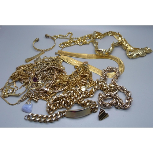 932 - Gold tone jewellery