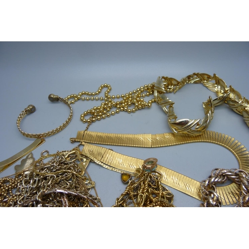 932 - Gold tone jewellery