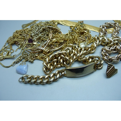 932 - Gold tone jewellery