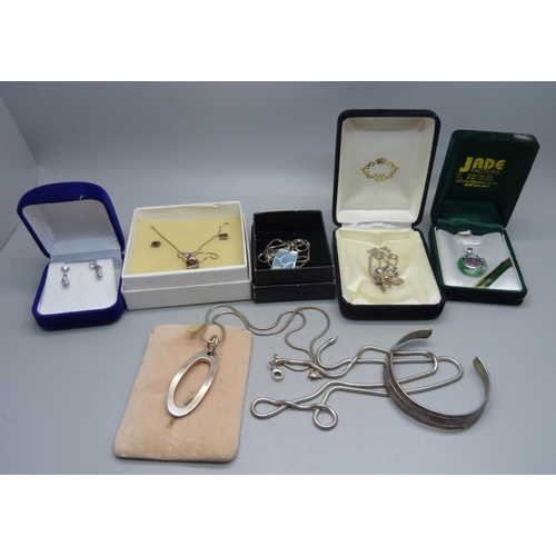 933 - A collection of silver jewellery and a plated jade pendant