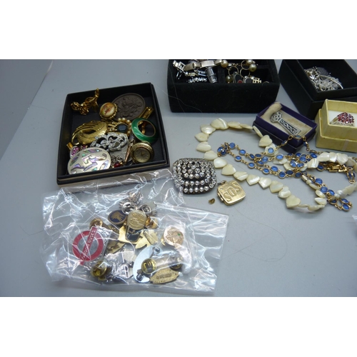 935 - A collection of jewellery and badges