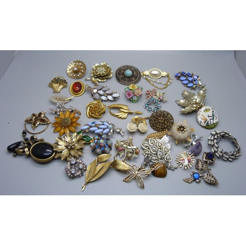 938 - Forty brooches