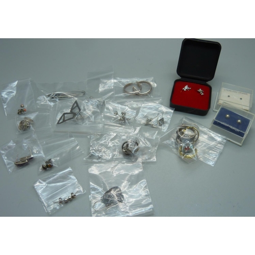 939 - Silver and white metal jewellery including seventeen pairs of earrings and five rings