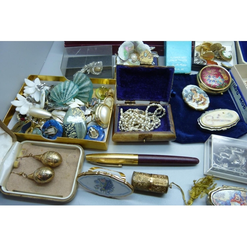 945 - Jewellery and trinket boxes, etc.