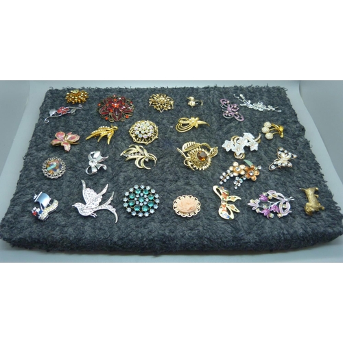 949 - Twenty-six costume brooches