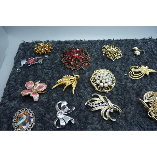 949 - Twenty-six costume brooches