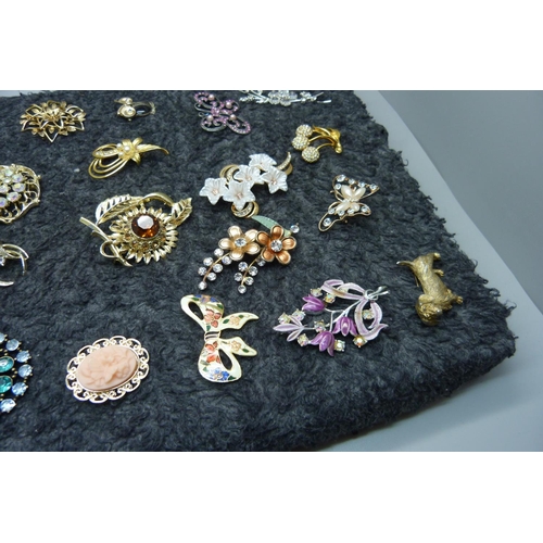 949 - Twenty-six costume brooches