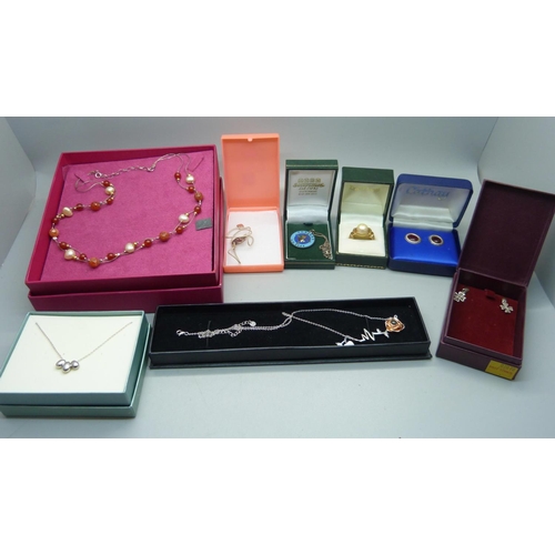 952 - Silver jewellery including a Franklin Mint silver gilt ring, a Pia silver mounted necklace, etc.