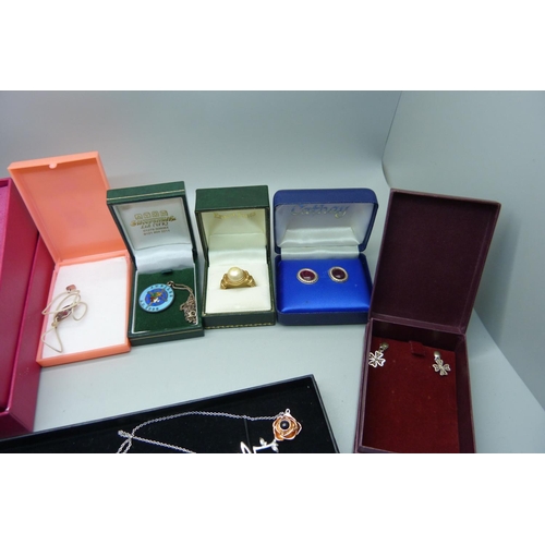 952 - Silver jewellery including a Franklin Mint silver gilt ring, a Pia silver mounted necklace, etc.