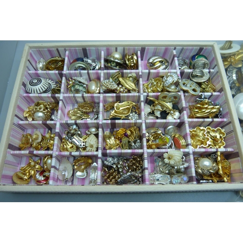 953 - Over 100 pairs of vintage clip-on earrings