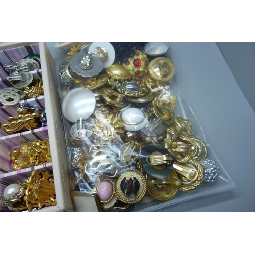 953 - Over 100 pairs of vintage clip-on earrings