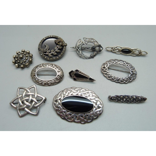 958 - Silver brooches, 67g