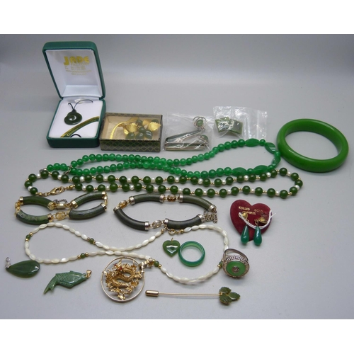 962 - A collection of jade and jadeite jewellery