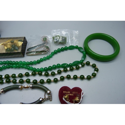 962 - A collection of jade and jadeite jewellery