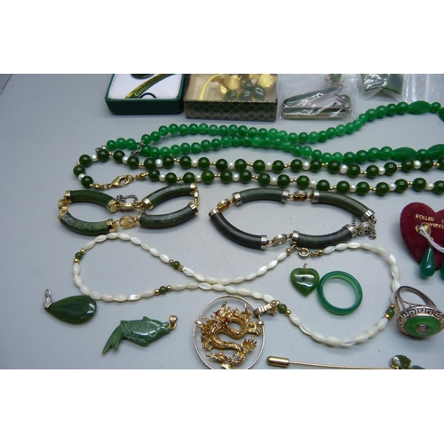 962 - A collection of jade and jadeite jewellery