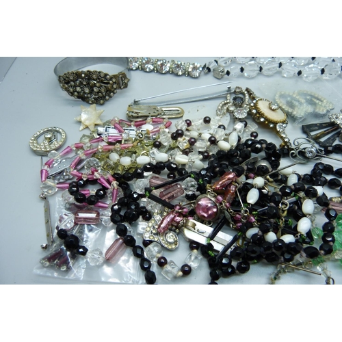 964 - A collection of vintage costume jewellery