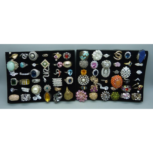 965 - A collection of 70 costume rings