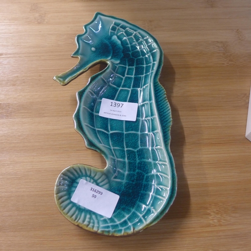 1397 - A ceramic Seahorse plate L25cm (565502)