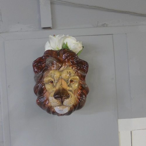 1403 - A handpainted ceramic Lion head wall sconce (SD3509)
