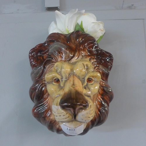 1403 - A handpainted ceramic Lion head wall sconce (SD3509)