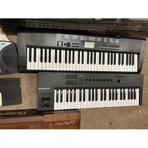 2337 - Job lot of 5 keyboards: Komplete, includes Casio, Roland, Michael Jackson Special