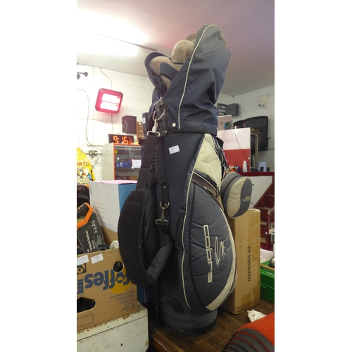 2147 - Big Bertha golf clubs in bag including titanium, Callaway