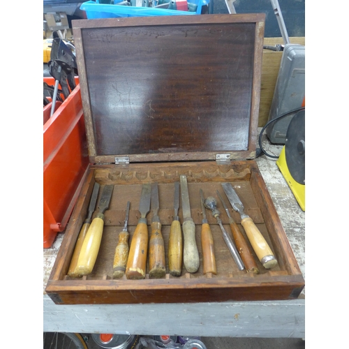2163 - A box of wood chisels