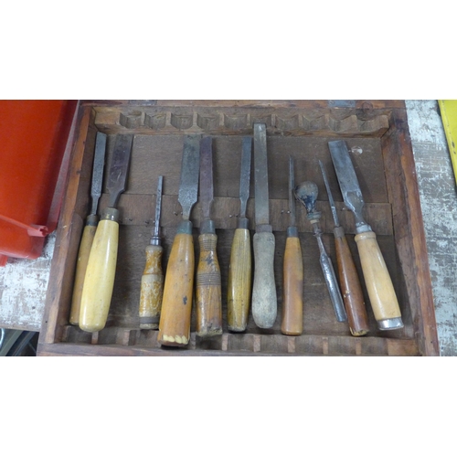 2163 - A box of wood chisels