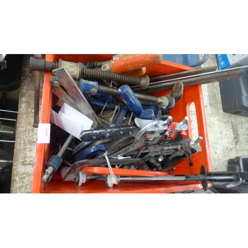 2164 - A quantity of thirty four clamps and G clamps including Record, Bessey and Roebuck