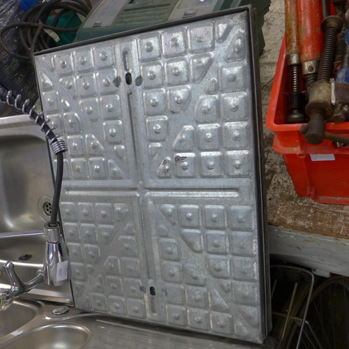 2166 - Steel manhole cover and two stainless steel sinks