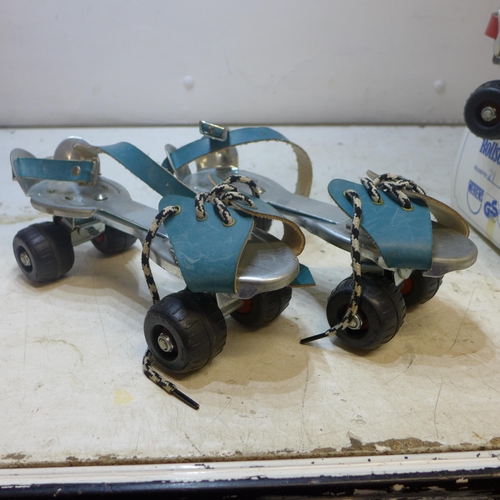 2287 - 3 pairs of roller skates (2 boxed)