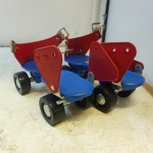 2287 - 3 pairs of roller skates (2 boxed)