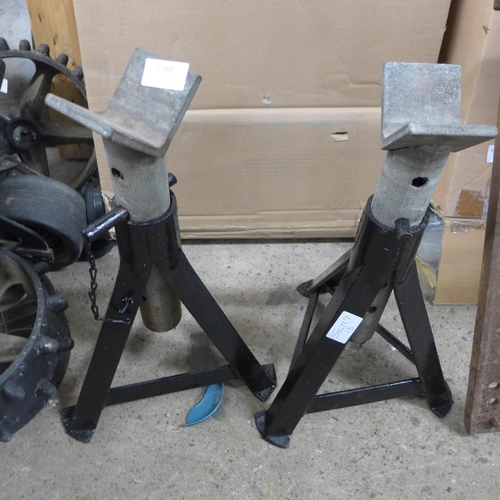 2388 - Pr. of heavy duty axle stands and 1.2m Record sash cramp