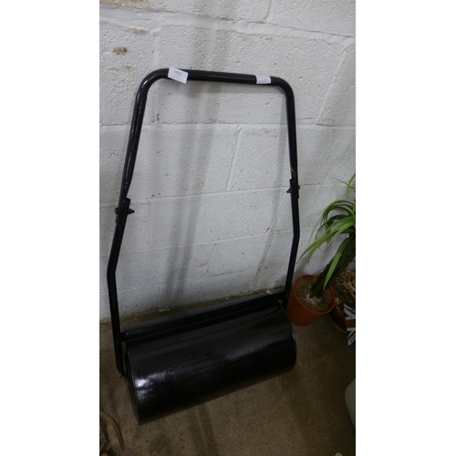 2462 - Black water filled garden/lawn roller