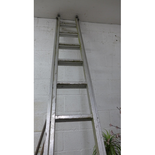 2463 - Double 11-rung aluminium ladder