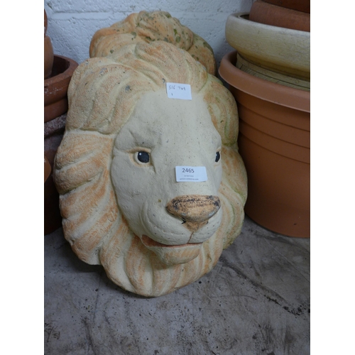 2465 - Pair of concrete lion heads