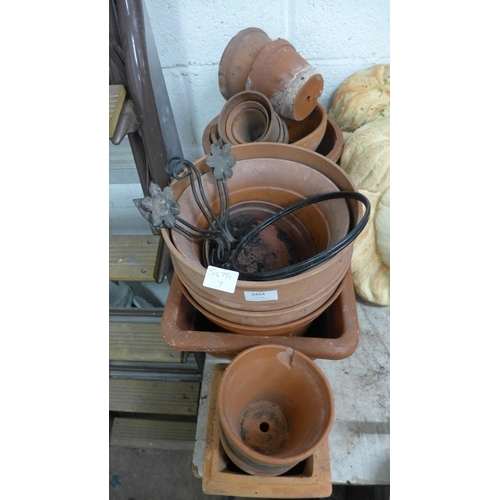 2464 - Approx. 20 mixed plant pots, many ceramic, some planters