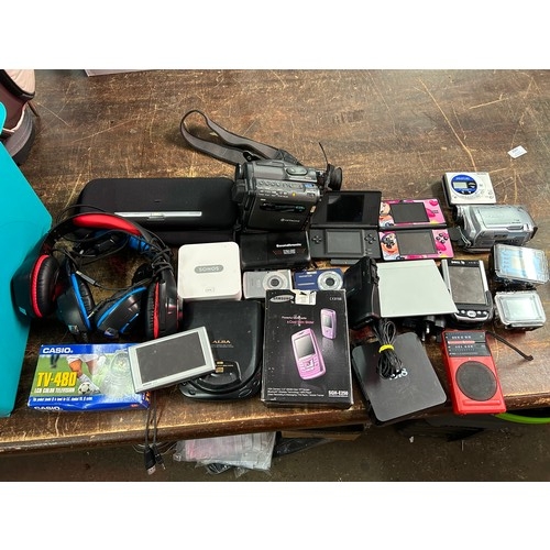 2315 - Job lot of leisure/gaming electronics: 2 Nintendo DS consoles,  mini disc player, Casio TV, video ca... 