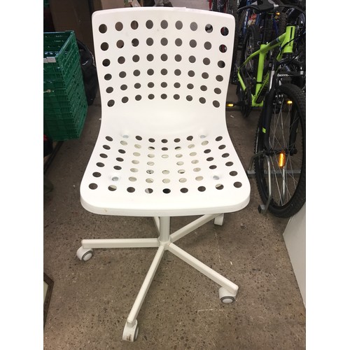 2481 - White vinyl pneumatic fall-rise office chair - W