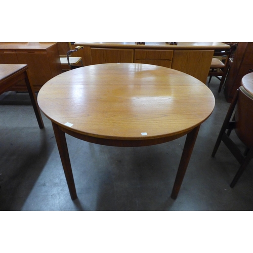 32 - A McIntosh teak circular extending dining table