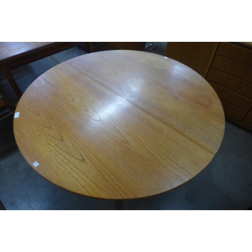 32 - A McIntosh teak circular extending dining table