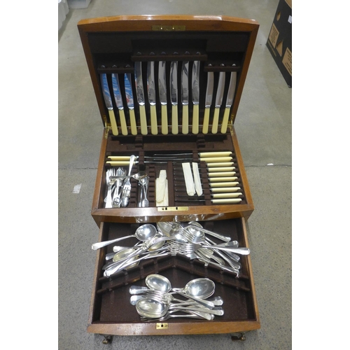 1109 - A canteen of plated and stainless steel cutlery **PLEASE NOTE THIS LOT IS NOT ELIGIBLE FOR POSTING A... 