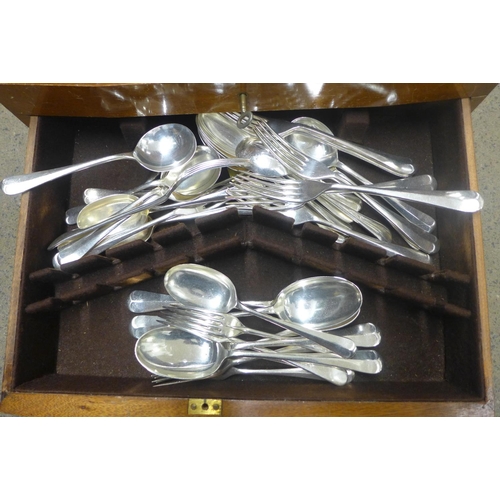 1109 - A canteen of plated and stainless steel cutlery **PLEASE NOTE THIS LOT IS NOT ELIGIBLE FOR POSTING A... 