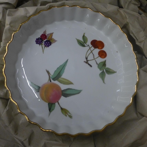 1123 - A large collection of Royal Worcester Evesham tea, dinner and tablewares **PLEASE NOTE THIS LOT IS N... 