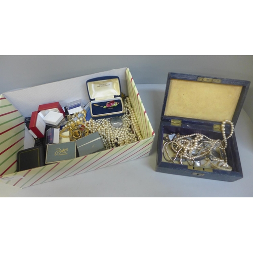 685 - A box of costume jewellery